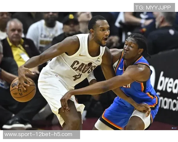 小莫布里与阿伦联手发力半场贡献21分6篮板助力球队争胜